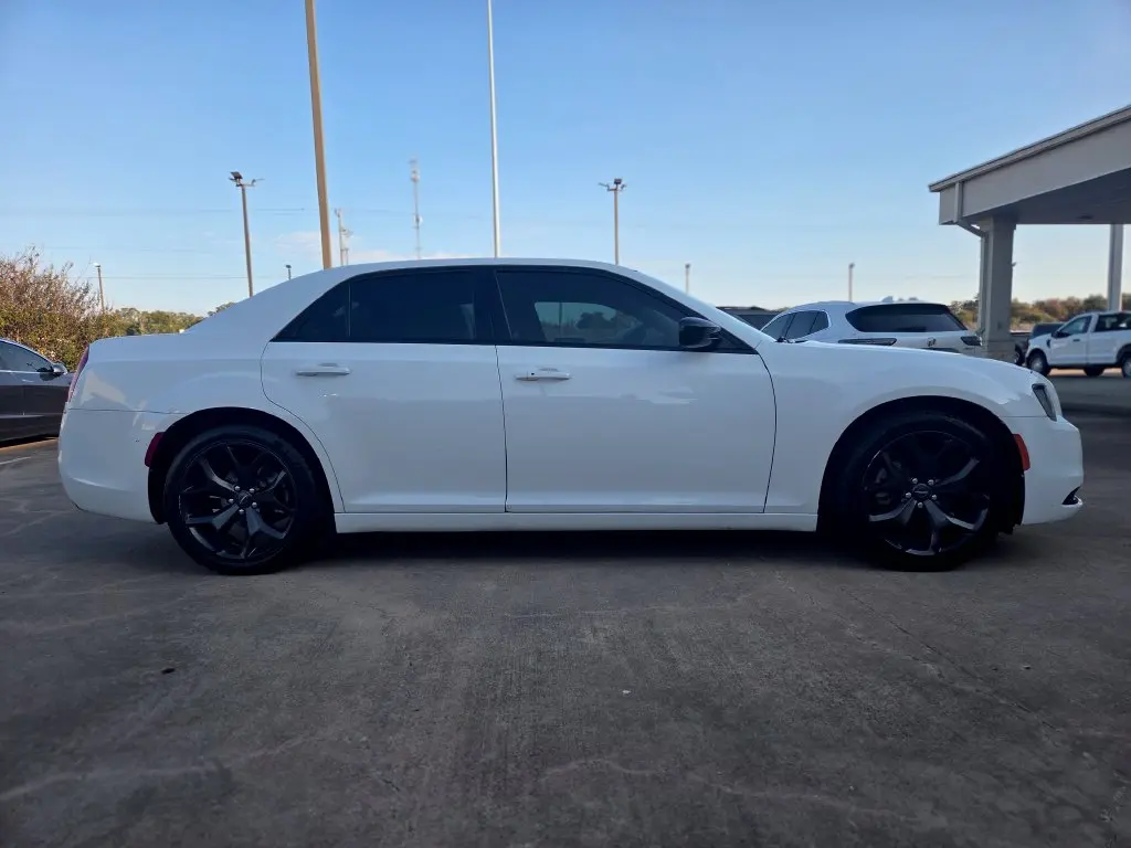 2021 Chrysler 300 - $18,277