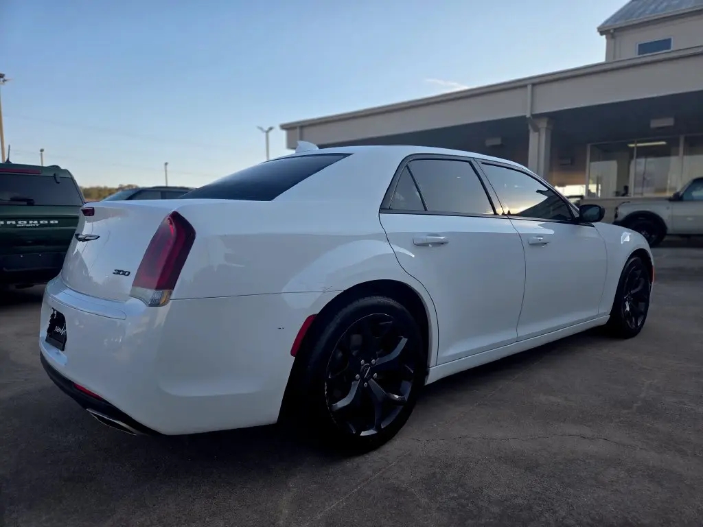 2021 Chrysler 300 - $18,277