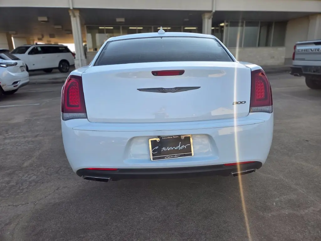 2021 Chrysler 300 - $18,277