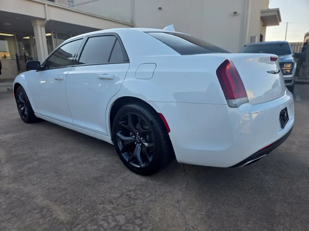 2021 Chrysler 300 - $18,277