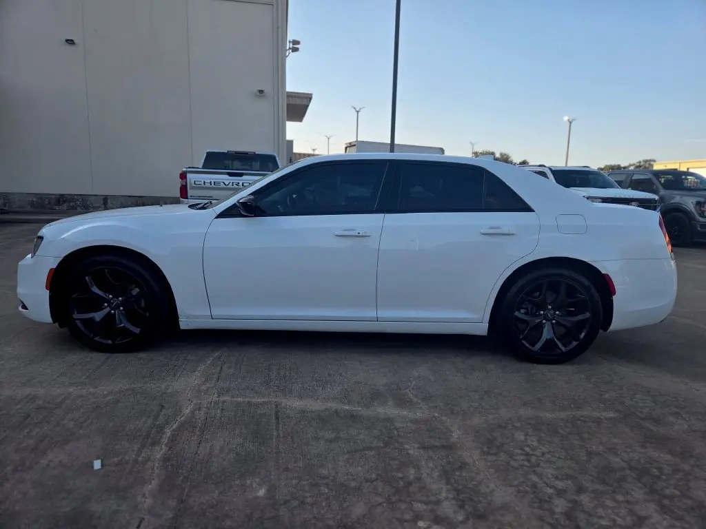 2021 Chrysler 300 - $18,277