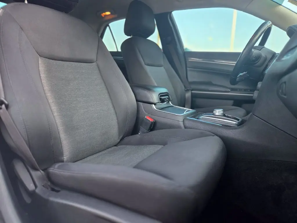 2021 Chrysler 300 - $18,277