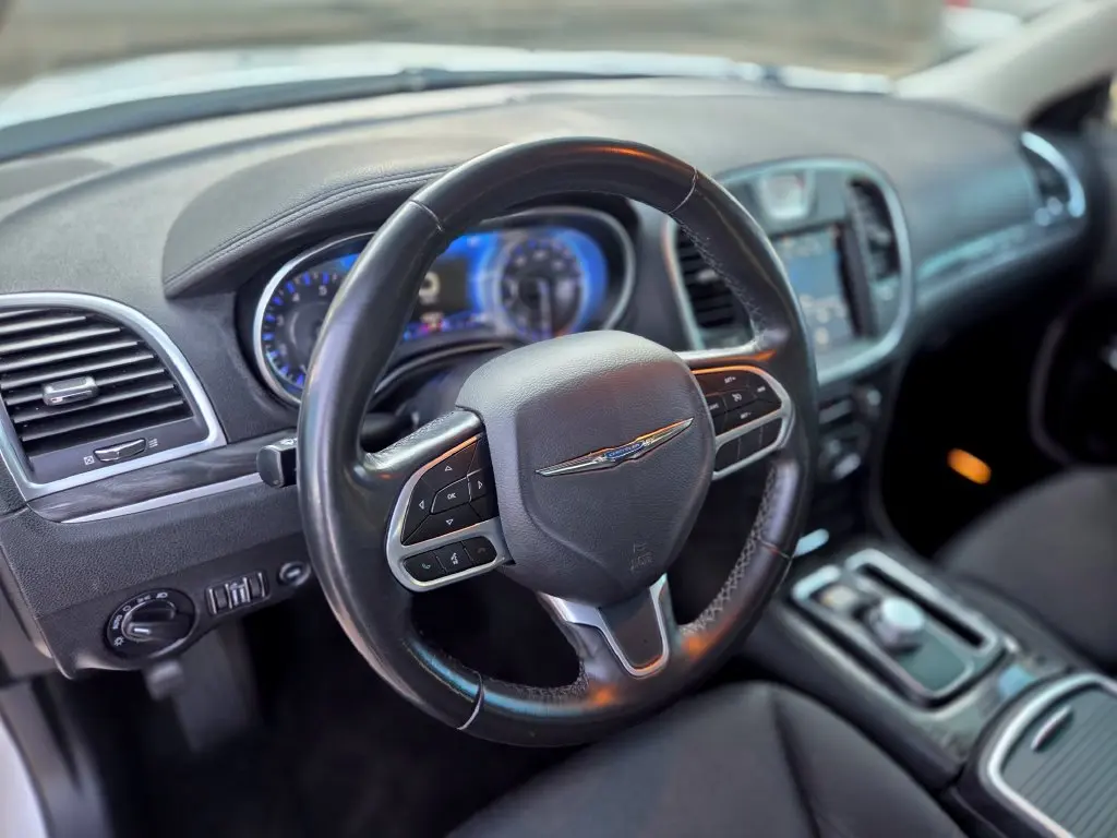 2021 Chrysler 300 - $18,277