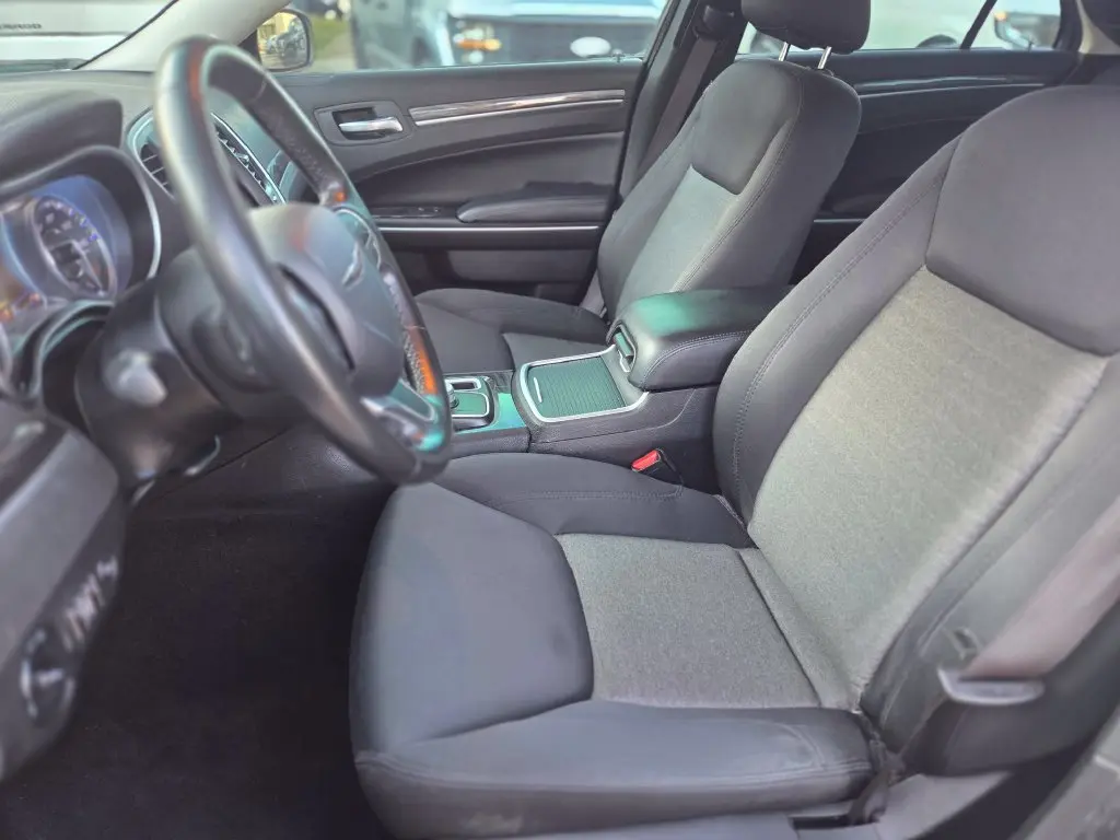 2021 Chrysler 300 - $18,277