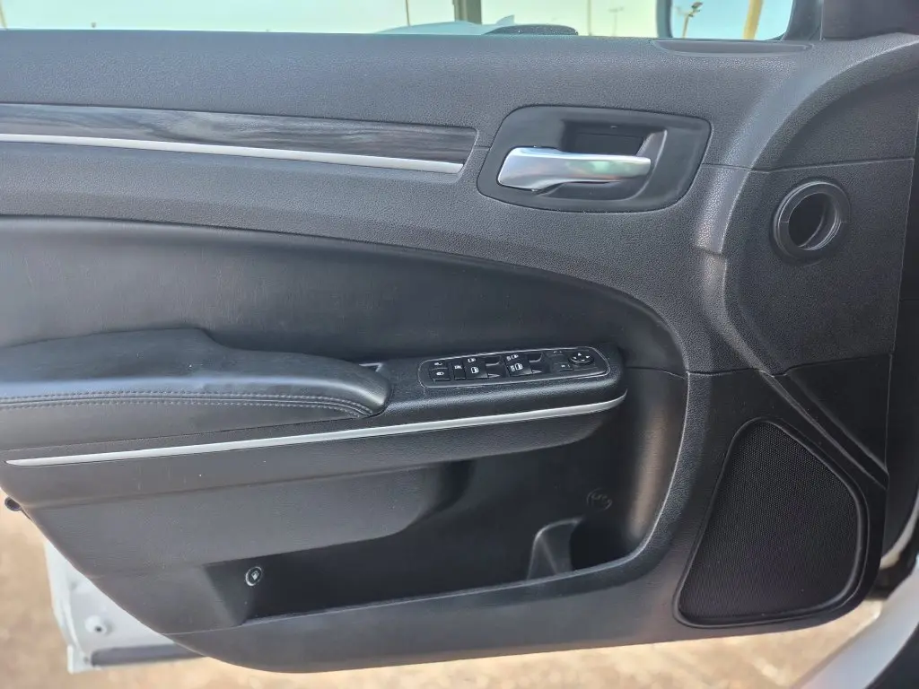 2021 Chrysler 300 - $18,277