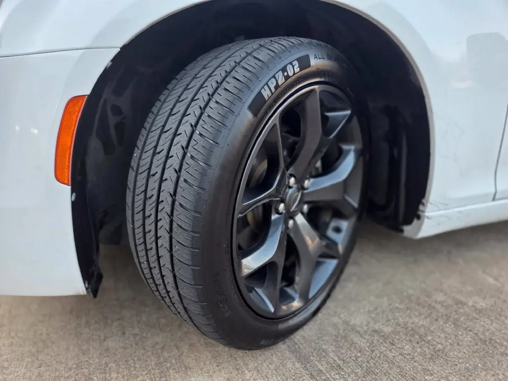 2021 Chrysler 300 - $18,277