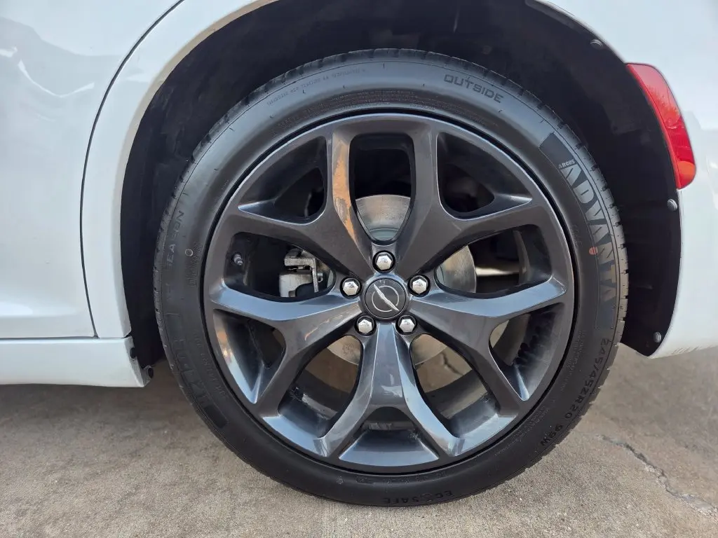 2021 Chrysler 300 - $18,277