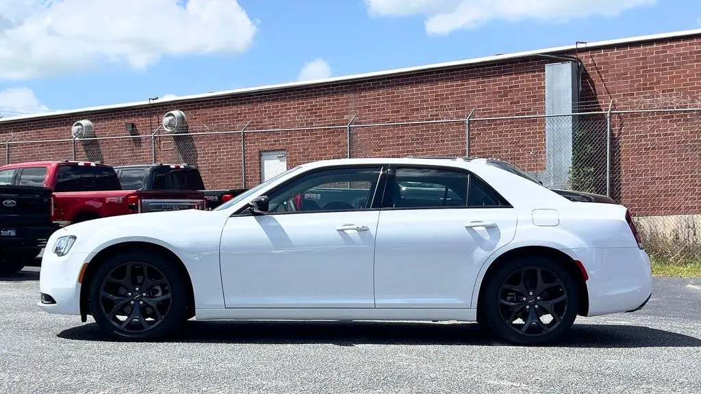 2023 Chrysler 300 Touring