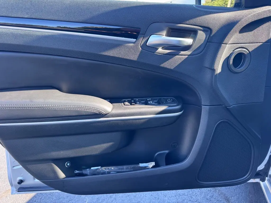 2023 Chrysler 300 - $30,596