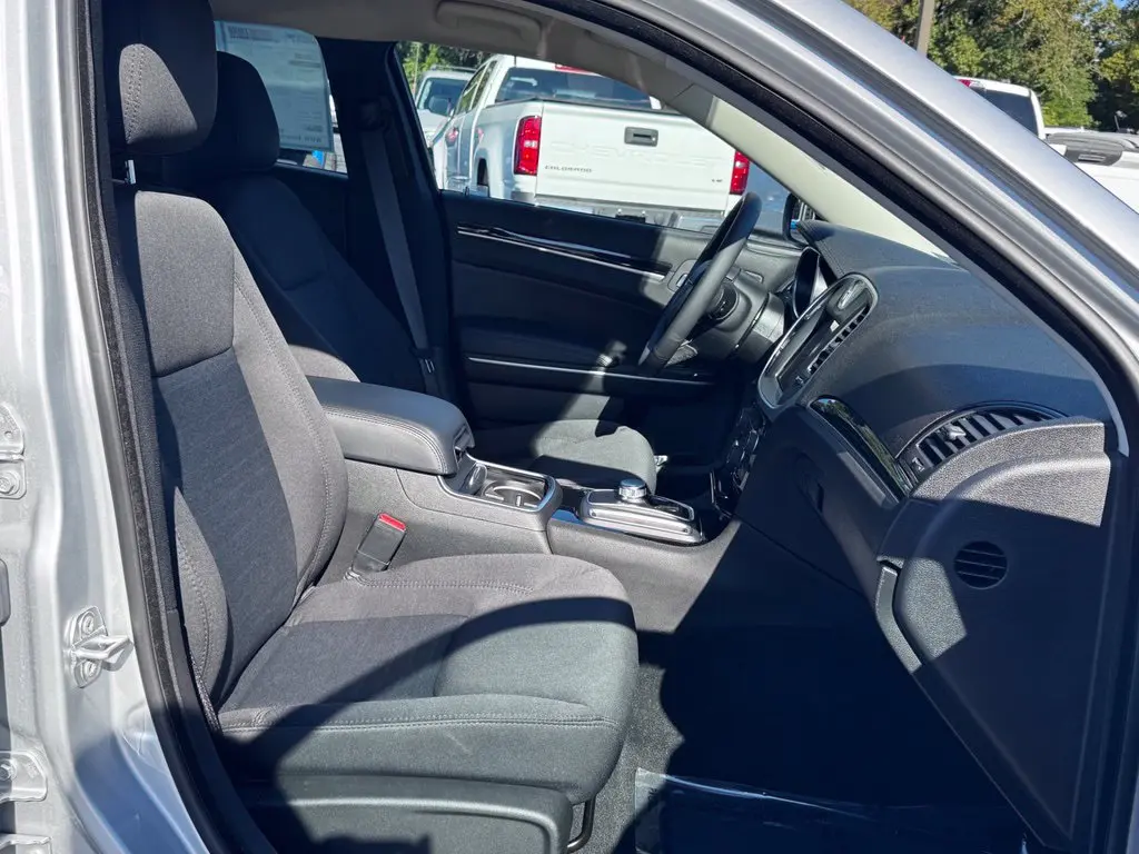 2023 Chrysler 300 - $30,596