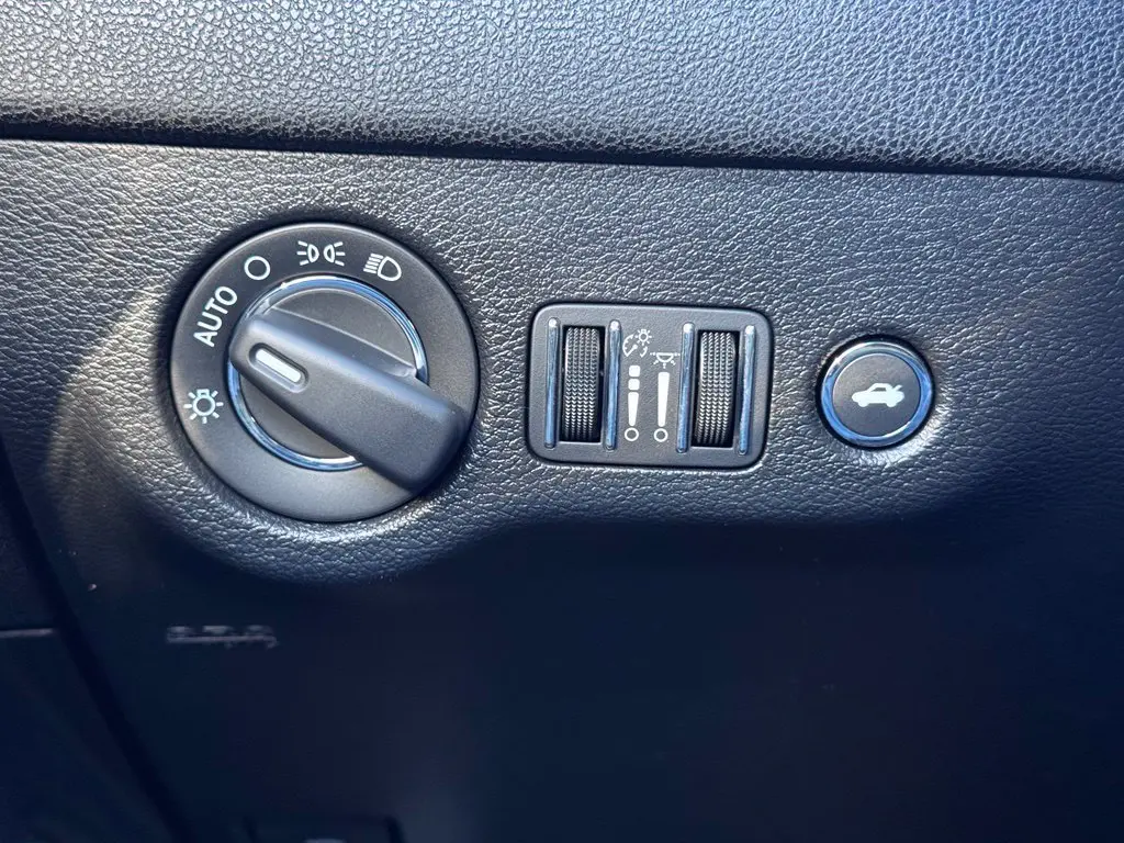 2023 Chrysler 300 - $30,596