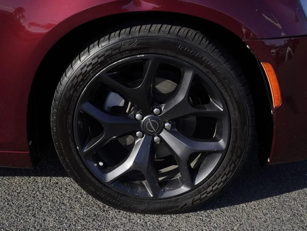 2021 Chrysler 300 - $13,589