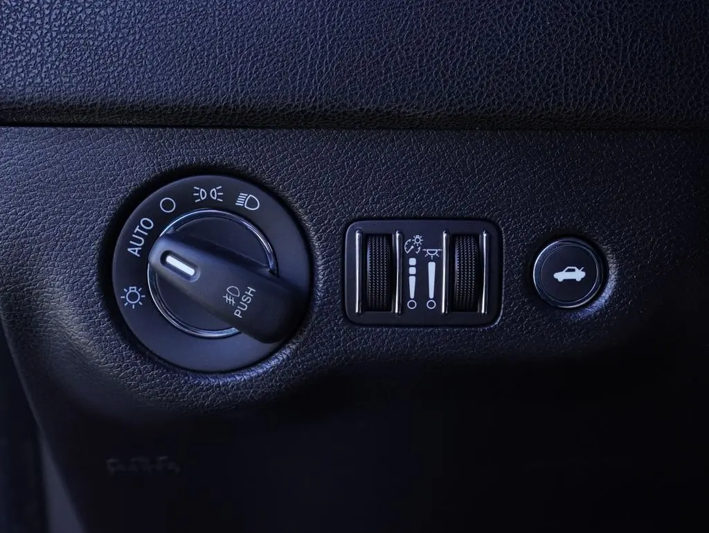 2021 Chrysler 300 - $13,589