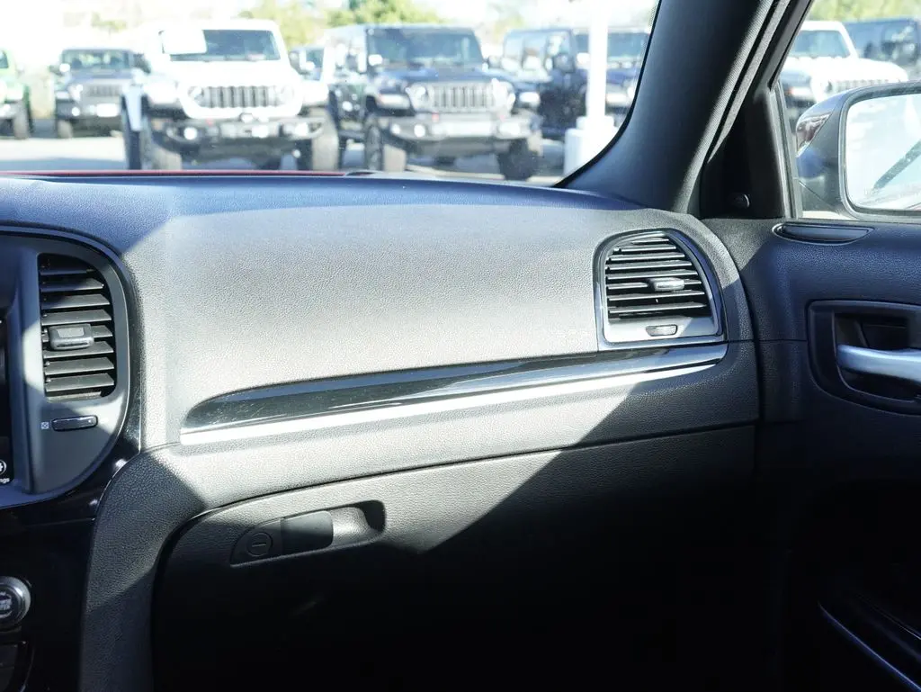 2021 Chrysler 300 - $13,589
