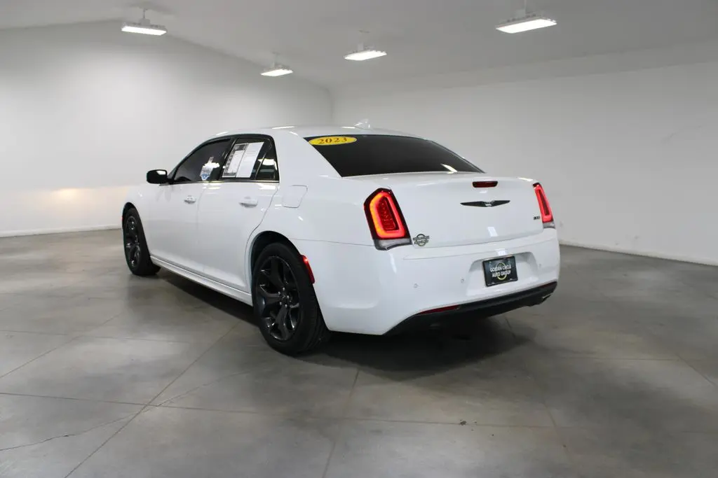 2023 Chrysler 300 - $23,578