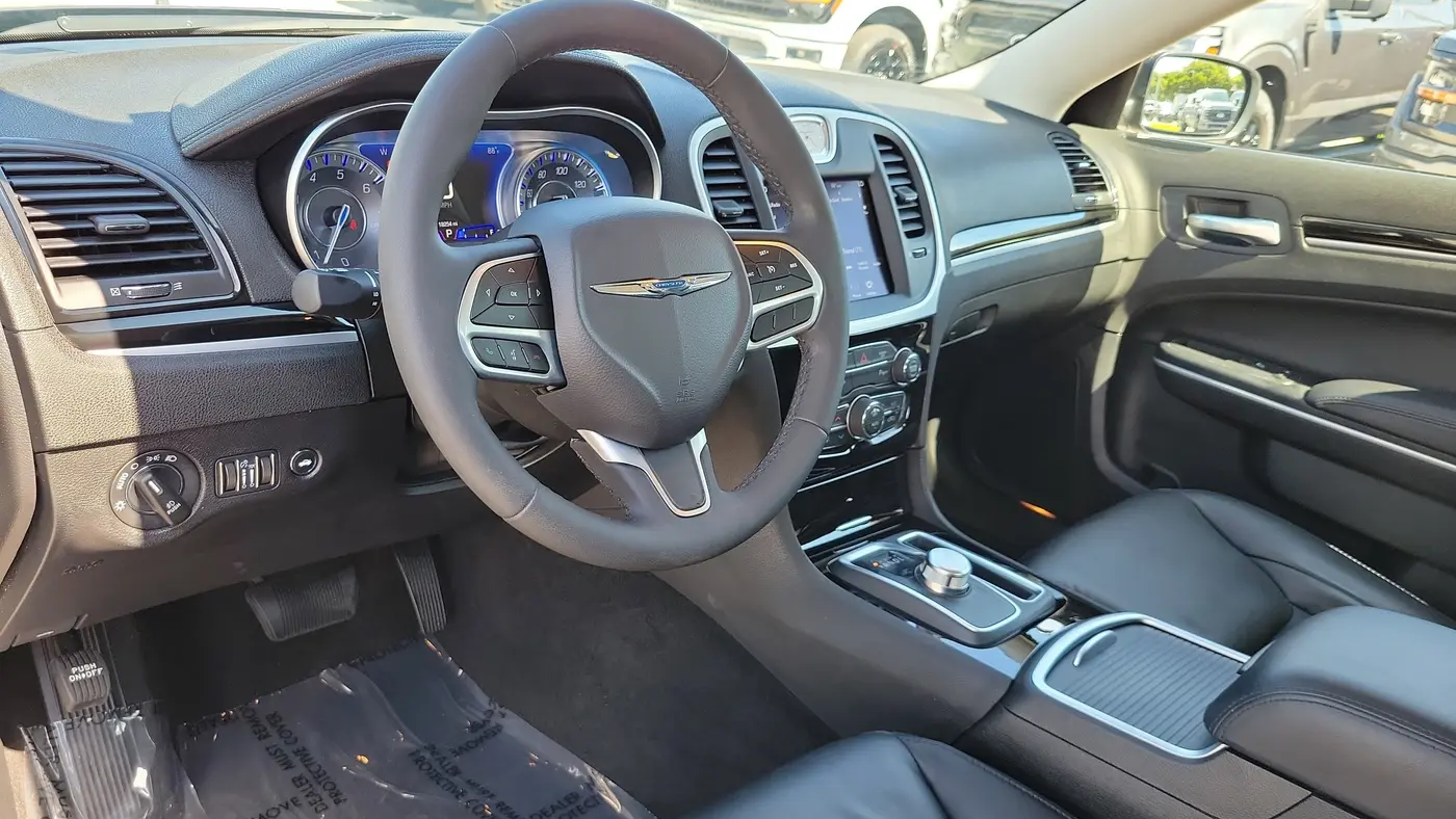 2023 Chrysler 300 Touring L