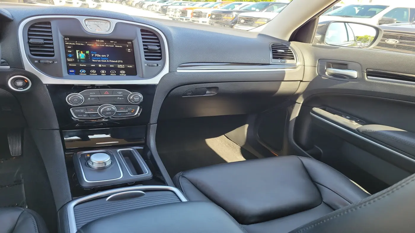 2023 Chrysler 300 Touring L