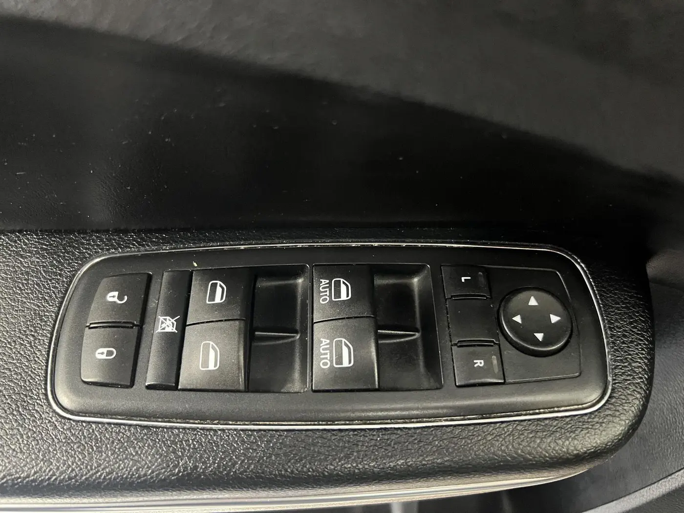 2016 Chrysler 300 - $8,998