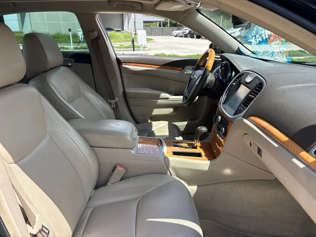 2013 Chrysler 300 - $14,000