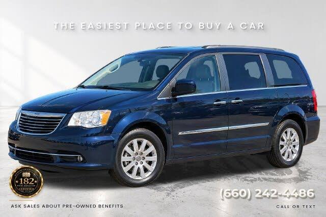 2015 Chrysler Town And Country - $7,988