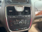 2014 Town and Country Thumbnail 23