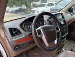 2014 Town and Country Thumbnail 16