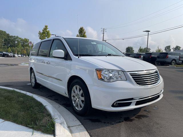 2016 Chrysler Town And Country - $7,804