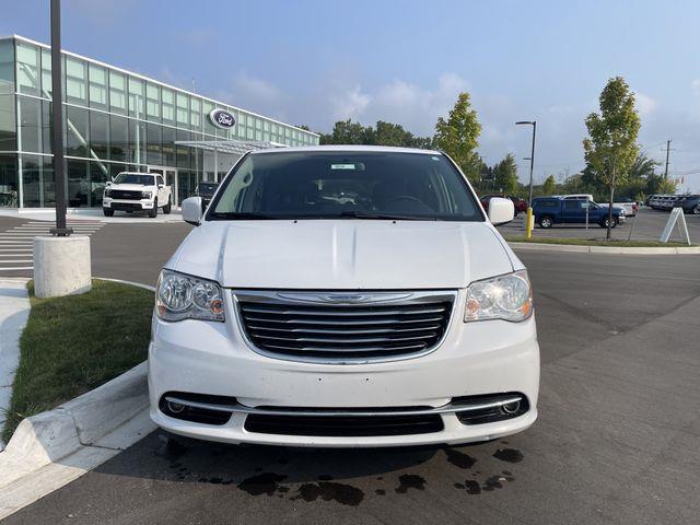 2016 Chrysler Town And Country - $7,804