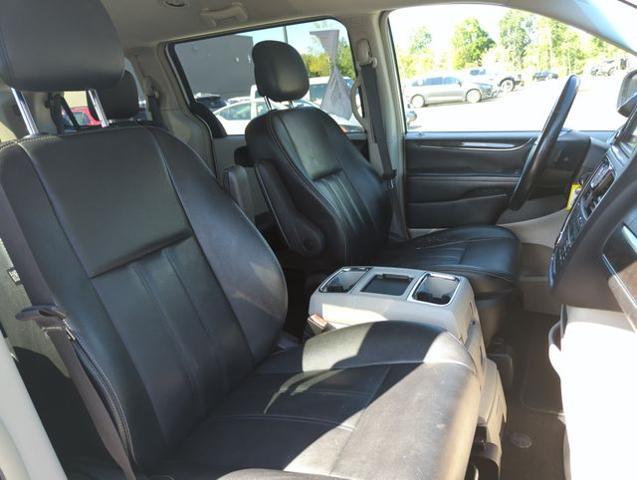 2016 Chrysler Town And Country - $7,804