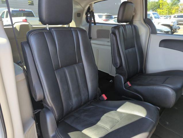 2016 Chrysler Town And Country - $7,804