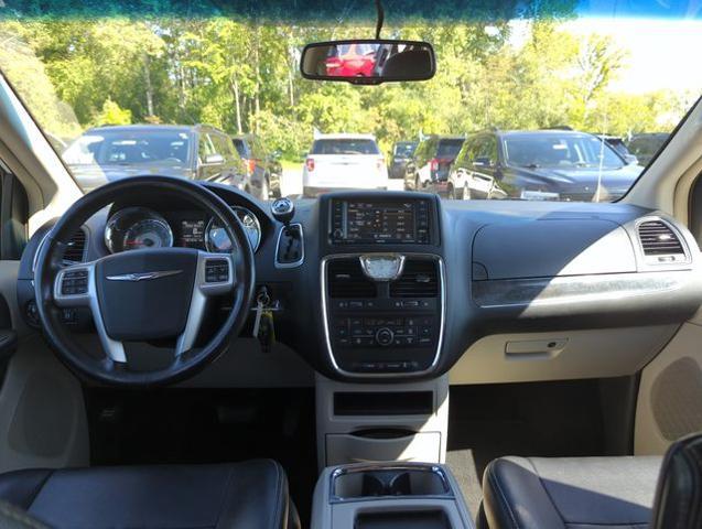2016 Chrysler Town And Country - $7,804