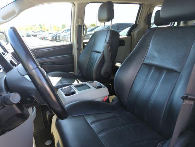 2016 Chrysler Town And Country - $7,804