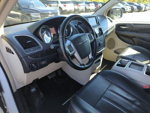 2016 Chrysler Town And Country - $7,804