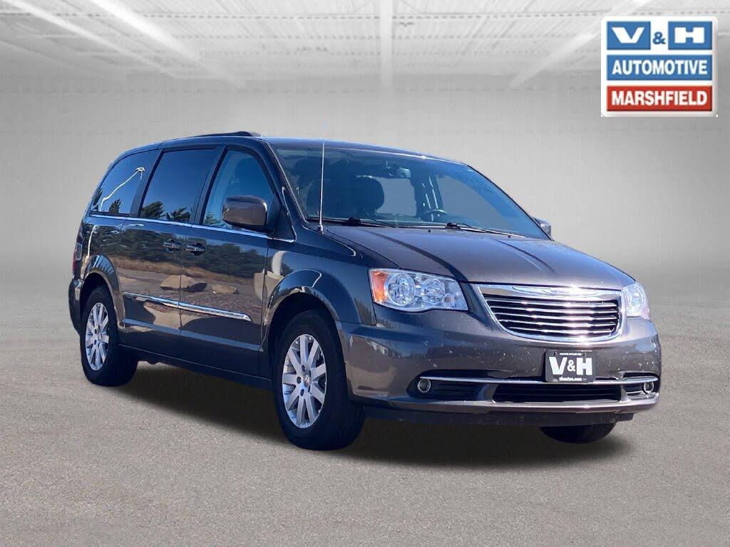 2016 Chrysler Town And Country - $8,495