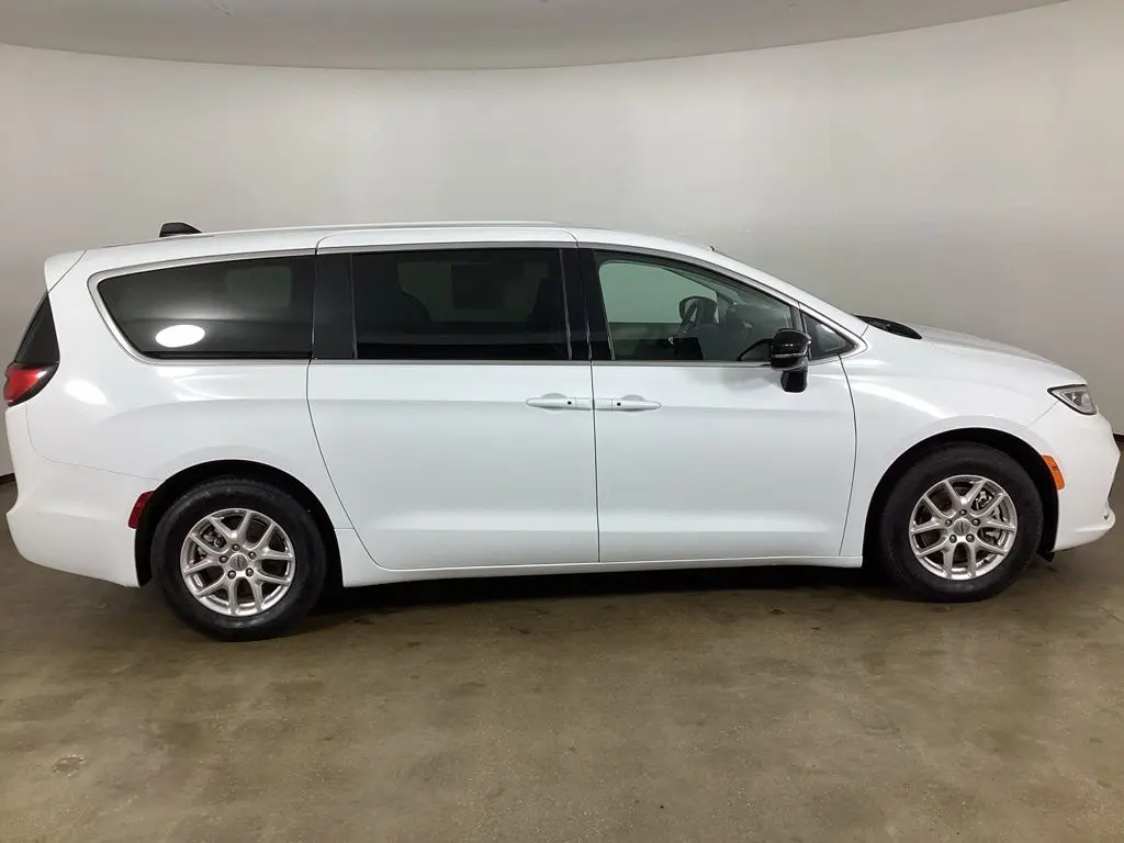 2024 Chrysler Pacifica - $24,664