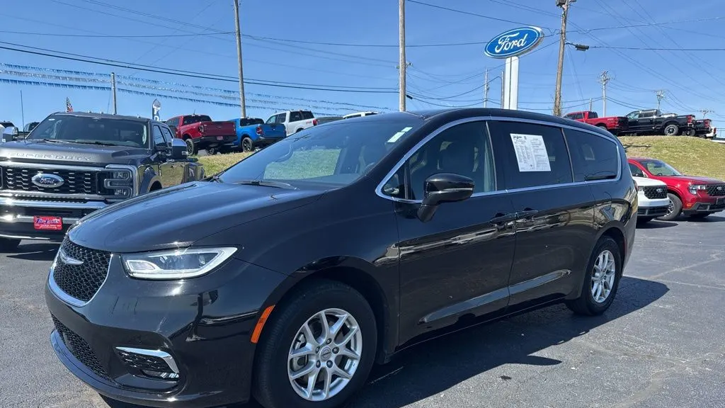 2025 Chrysler Pacifica Select
