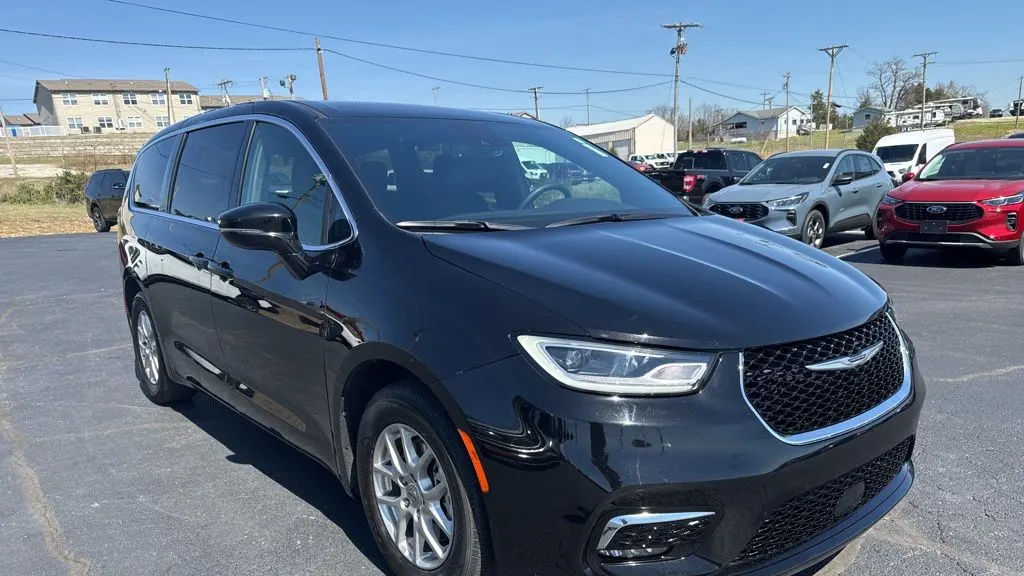 2025 Chrysler Pacifica Select