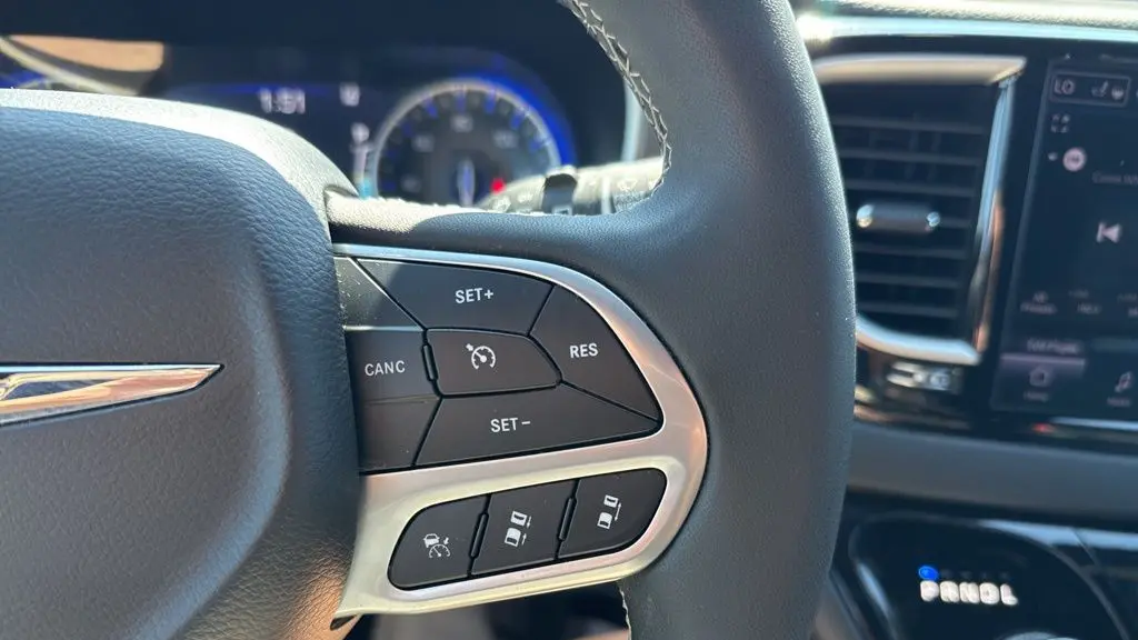 2025 Chrysler Pacifica Select