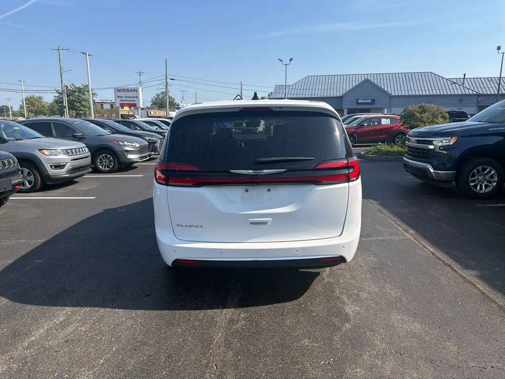 2025 Chrysler Pacifica - $27,995