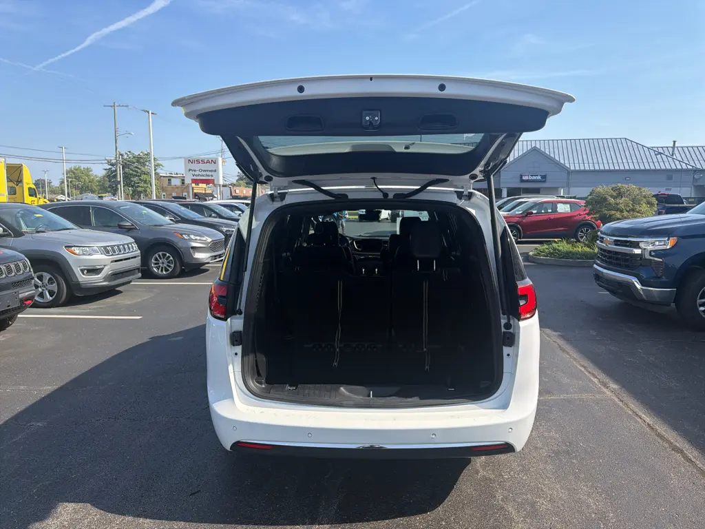 2025 Chrysler Pacifica - $27,995