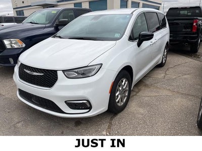 Photo of a 2025 Chrysler Pacifica Select 4DR Mini-Van for sale