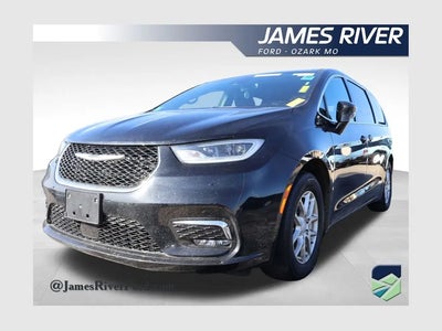 Photo of a 2025 Chrysler Pacifica Select 4DR Mini-Van for sale