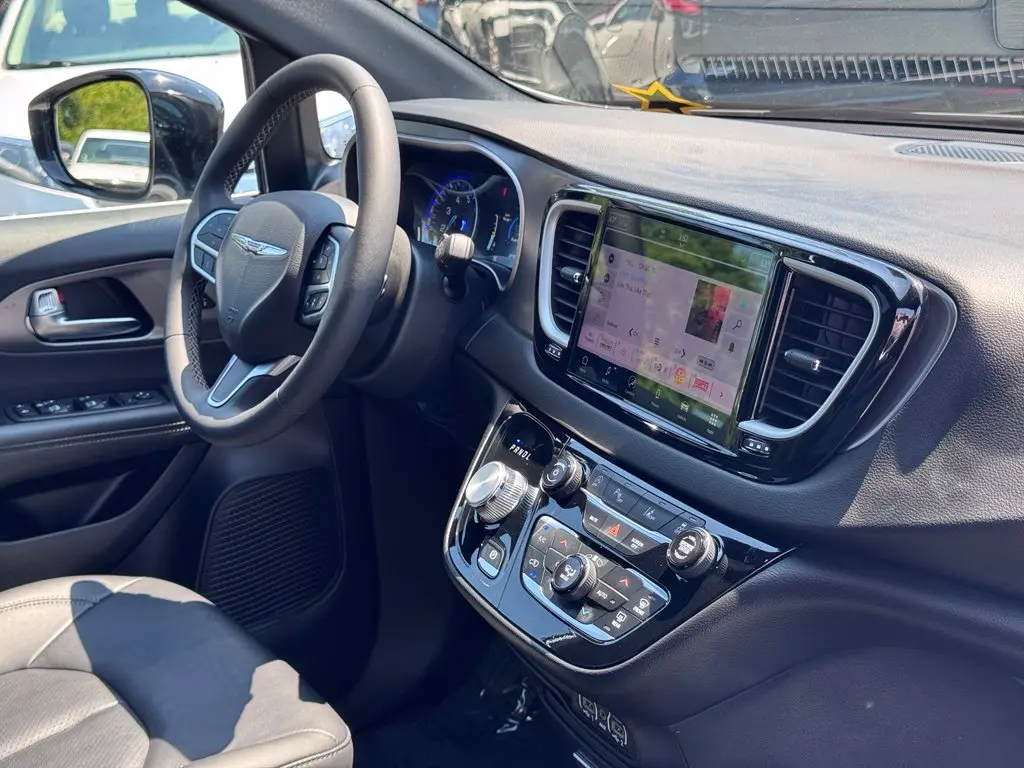 2025 Chrysler Pacifica - $26,000