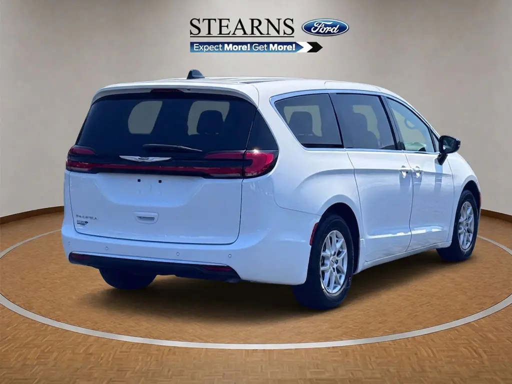 2025 Chrysler Pacifica - $26,000