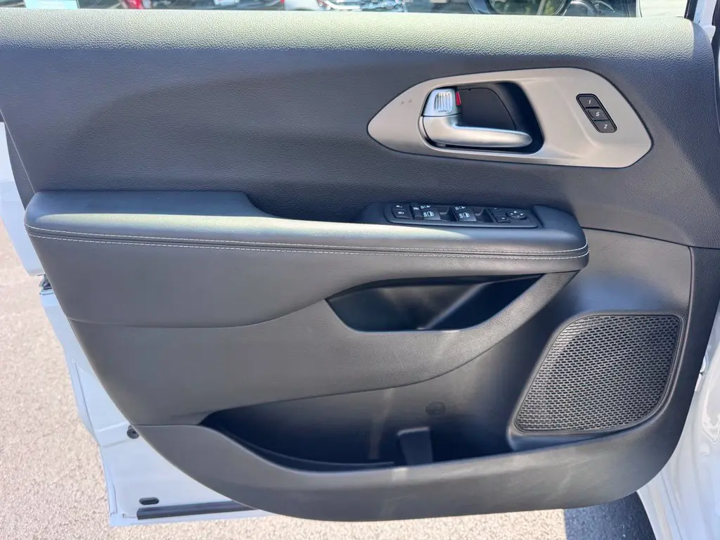 2025 Chrysler Pacifica - $26,000