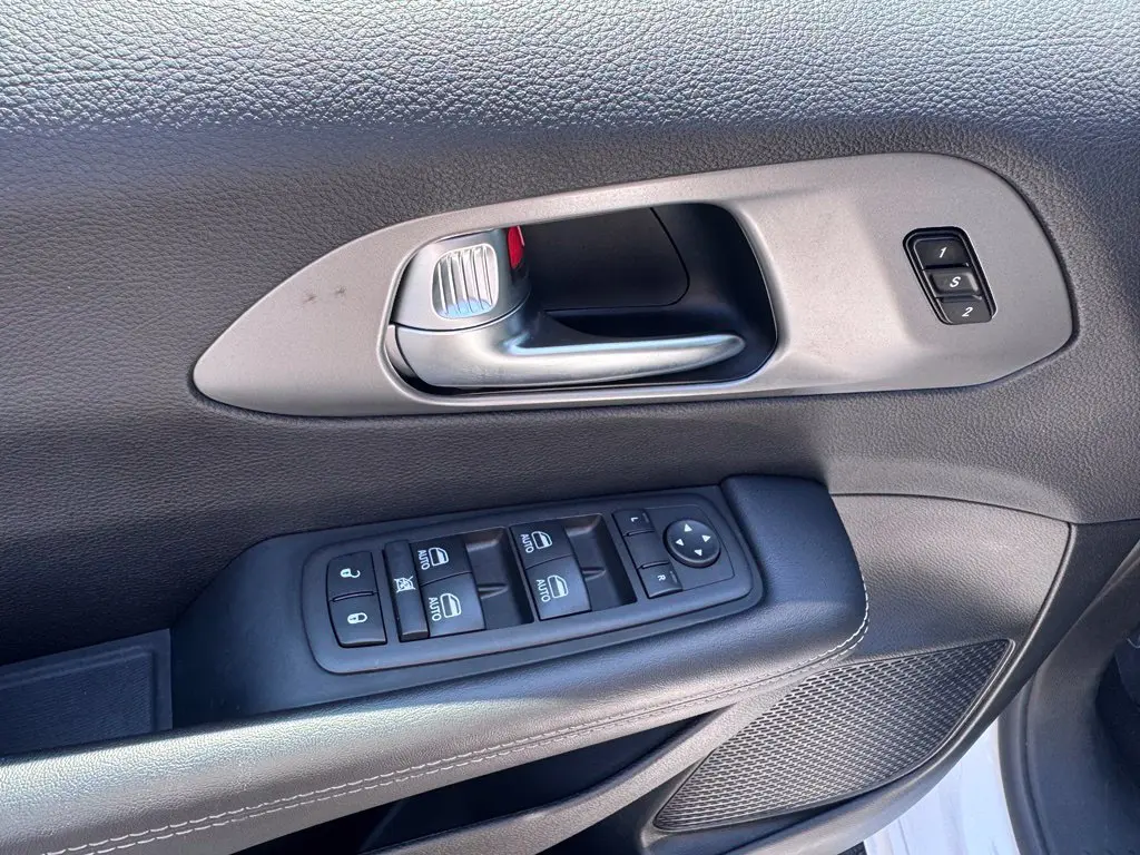2025 Chrysler Pacifica - $26,000