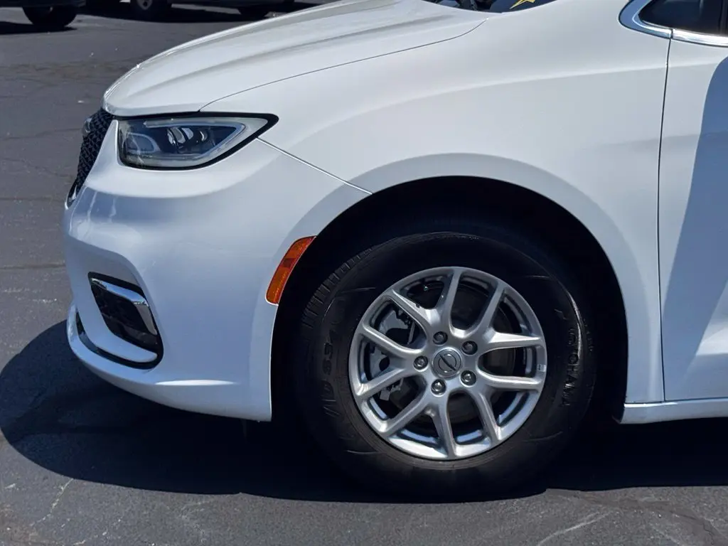 2025 Chrysler Pacifica - $26,000