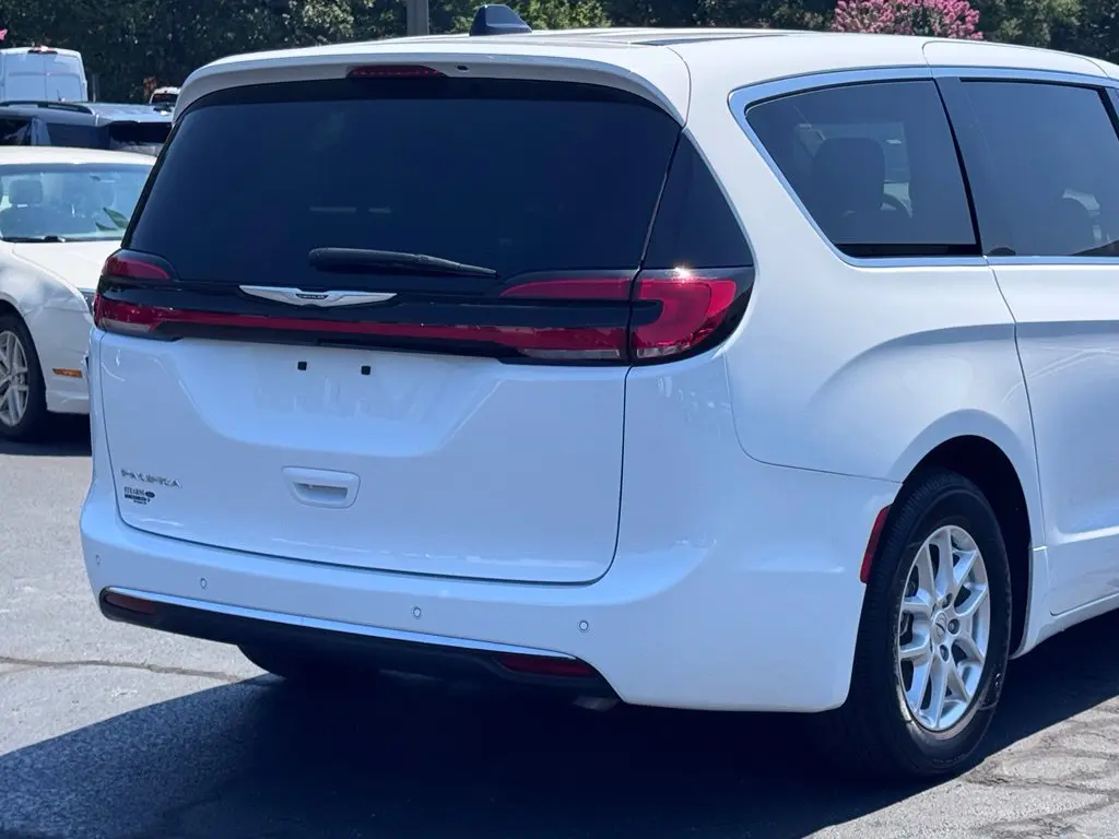 2025 Chrysler Pacifica - $26,000