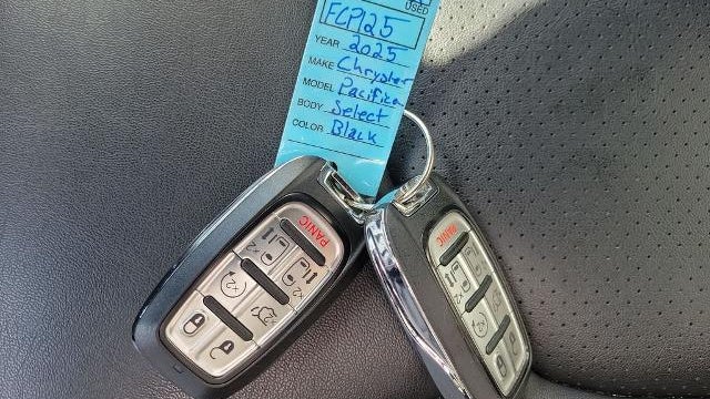 2025 Chrysler Pacifica Select
