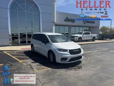 Photo of a 2026 Chrysler Pacifica Select 4DR Mini-Van for sale